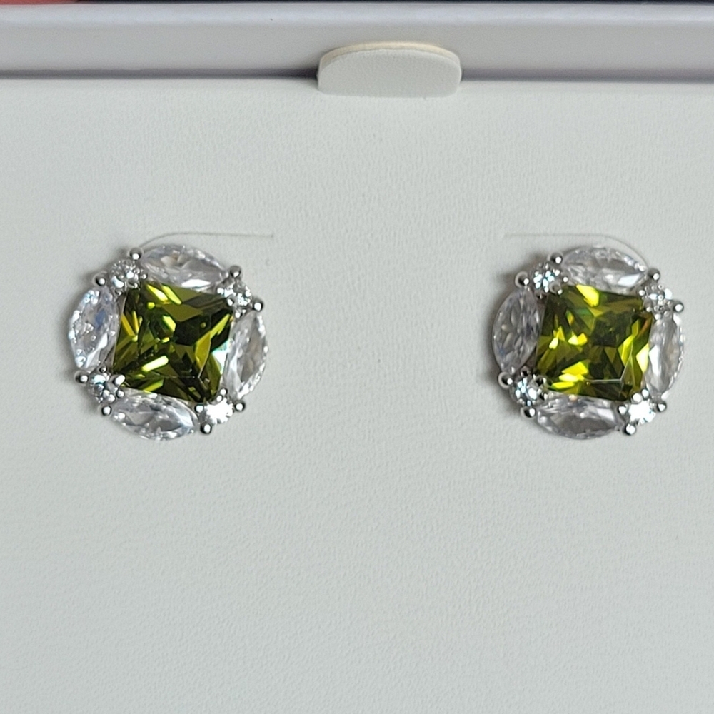NEW Peridot .925 Silver Stud Earrings